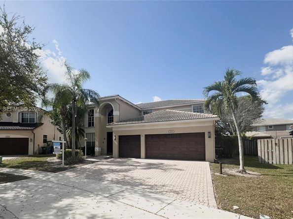 1104 NW 139th Ave, Pembroke Pines FL 33028