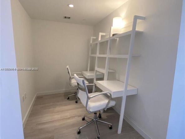 55 SW 9th St 3001, Miami FL 33130