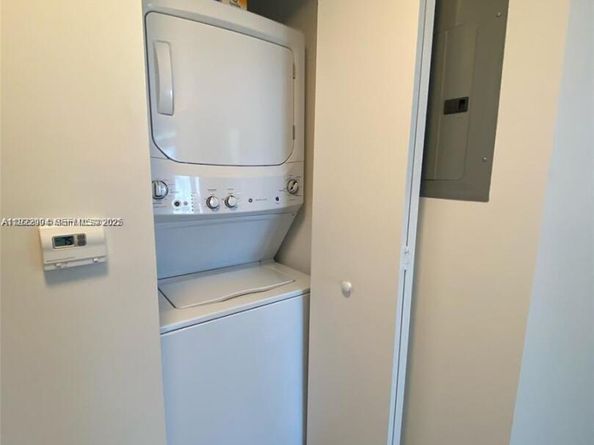 55 SW 9th St 3001, Miami FL 33130