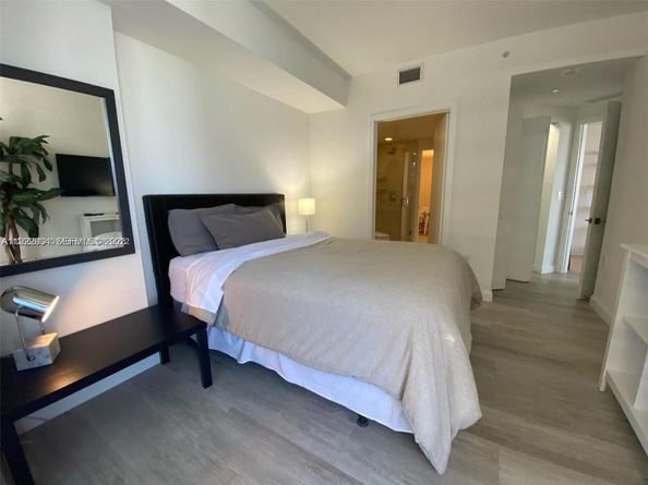 55 SW 9th St 3001, Miami FL 33130