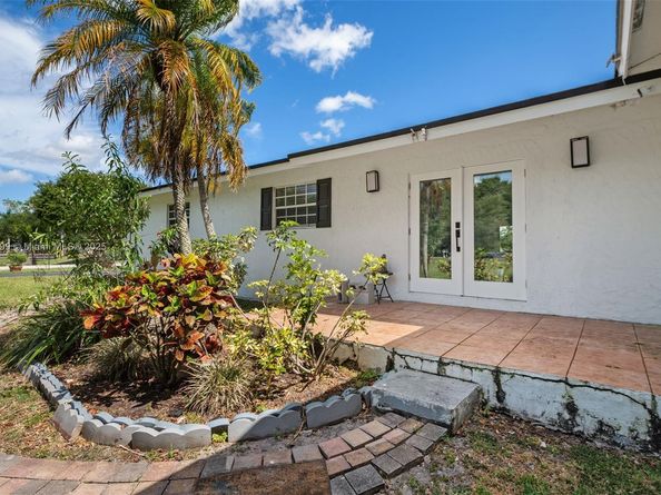 17611 SW 66th St, Southwest Ranches FL 33331