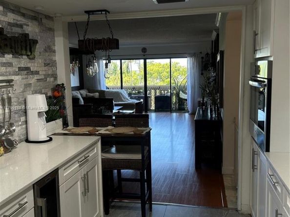 800 NE 195th St 409, Miami FL 33179