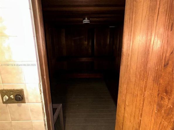 800 NE 195th St 409, Miami FL 33179