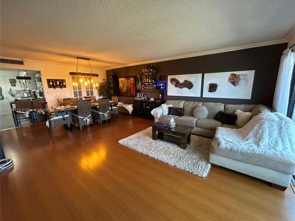 800 NE 195th St 409, Miami FL 33179