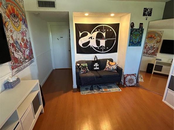 800 NE 195th St 409, Miami FL 33179