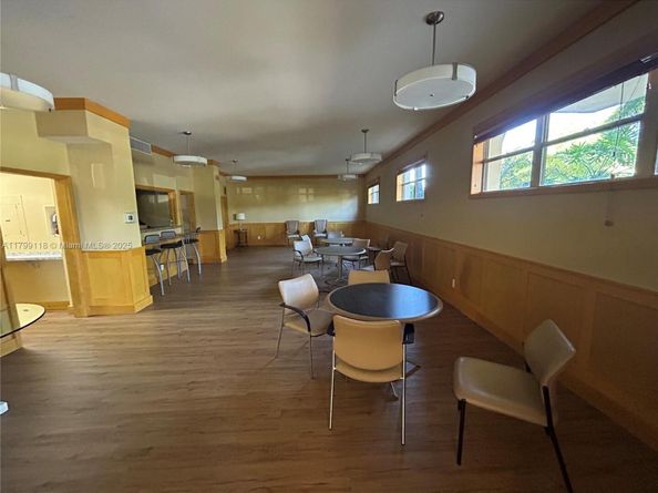 800 NE 195th St 409, Miami FL 33179