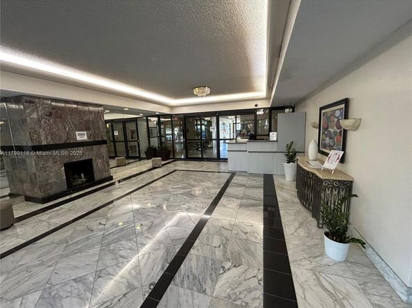 800 NE 195th St 409, Miami FL 33179