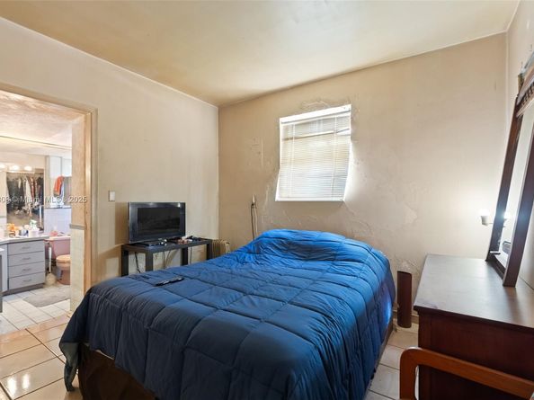 1260 NE 155th St, North Miami Beach FL 33162