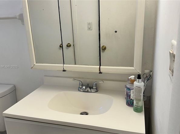 447 NE 195th St 115, Miami FL 33179
