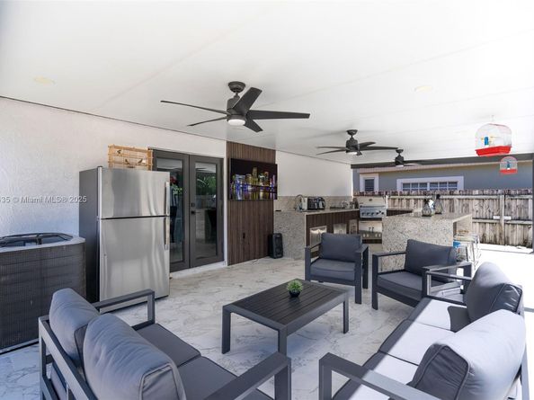 3022 NW 95th St, Miami FL 33147