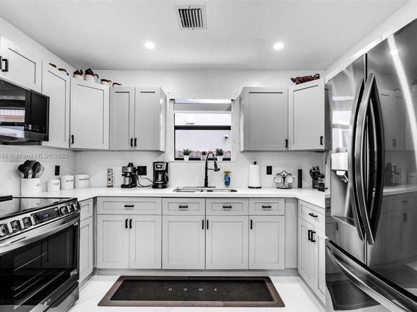 3022 NW 95th St, Miami FL 33147