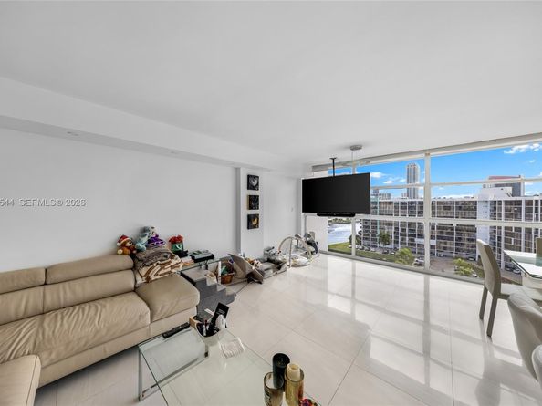 600 Parkview Dr 1114, Hallandale Beach FL 33009