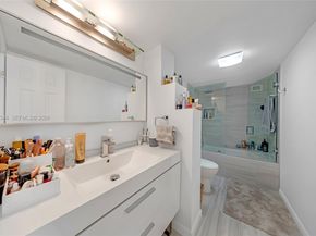 600 Parkview Dr 1114, Hallandale Beach FL 33009