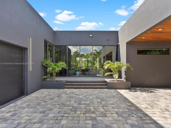 871 NE 83rd St, Miami FL 33138