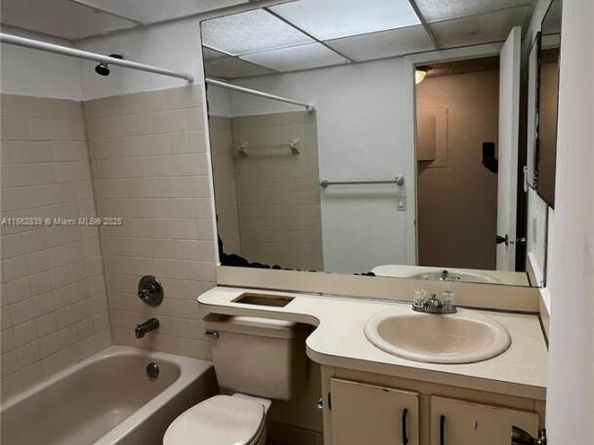 18965 NW 62nd Ave 202, Hialeah FL 33015