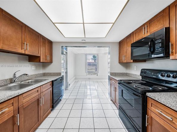 6421 NW 24th Pl, Sunrise FL 33313