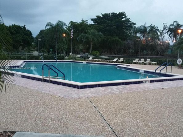 1301 SW 142nd Ave 111H, Pembroke Pines FL 33027