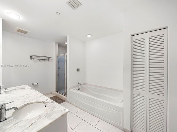 950 Brickell Bay Dr 200, Miami FL 33131