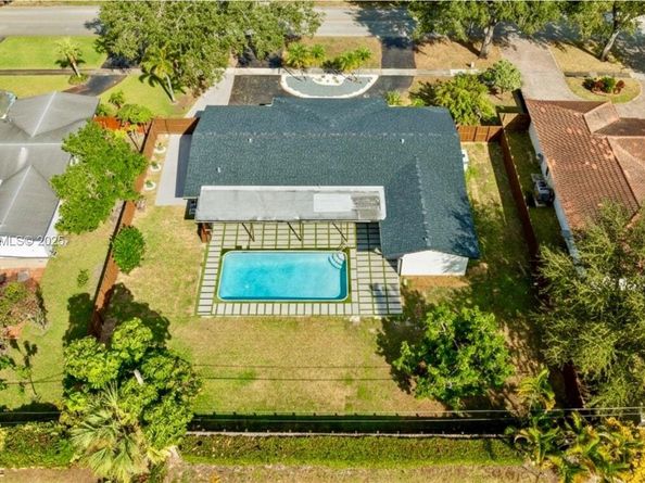 7020 Plantation Rd, Plantation FL 33317