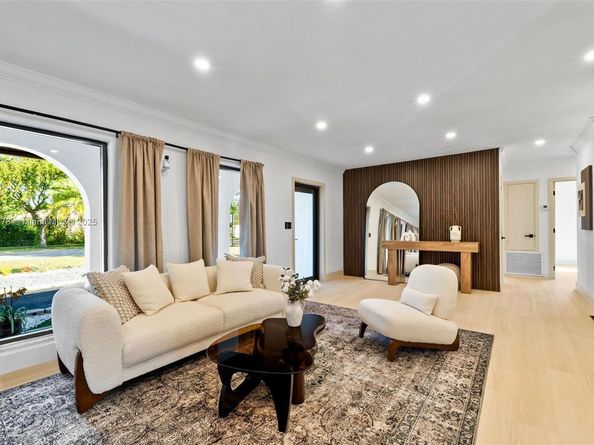 7020 Plantation Rd, Plantation FL 33317