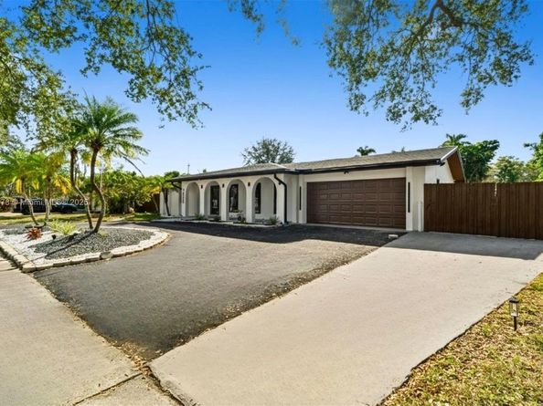 7020 Plantation Rd, Plantation FL 33317