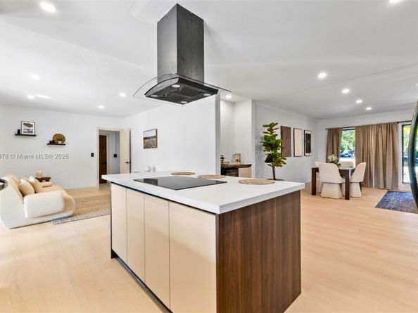 7020 Plantation Rd, Plantation FL 33317