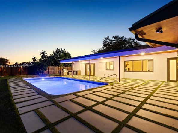 7020 Plantation Rd, Plantation FL 33317