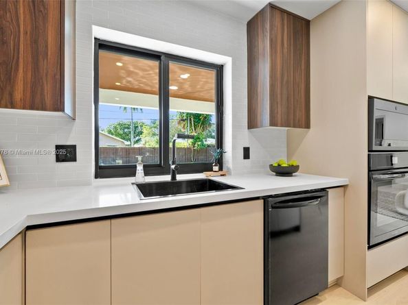 7020 Plantation Rd, Plantation FL 33317