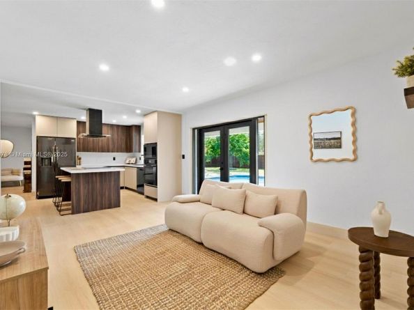 7020 Plantation Rd, Plantation FL 33317