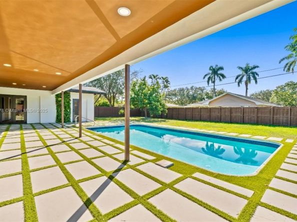 7020 Plantation Rd, Plantation FL 33317