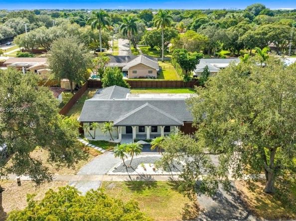 7020 Plantation Rd, Plantation FL 33317