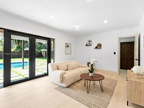 7020 Plantation Rd, Plantation FL 33317