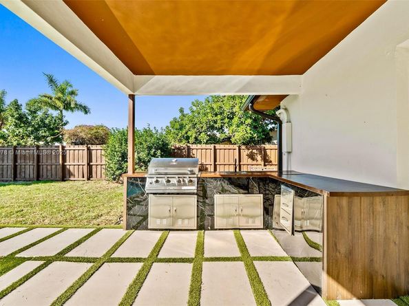 7020 Plantation Rd, Plantation FL 33317