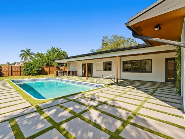 7020 Plantation Rd, Plantation FL 33317