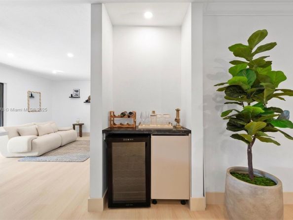 7020 Plantation Rd, Plantation FL 33317