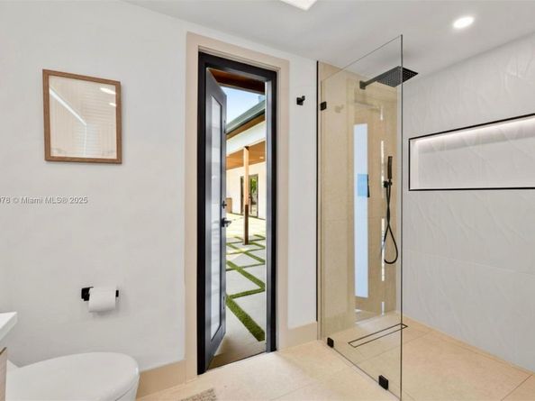 7020 Plantation Rd, Plantation FL 33317