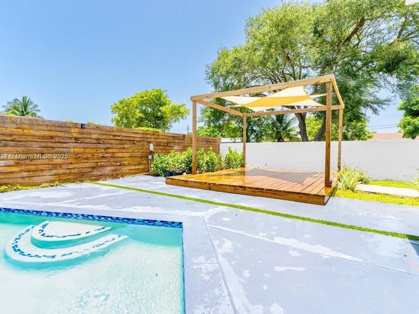 19661 NE 10th Pl, Miami FL 33179