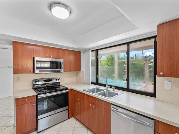 7070 NW 21st St, Sunrise FL 33313