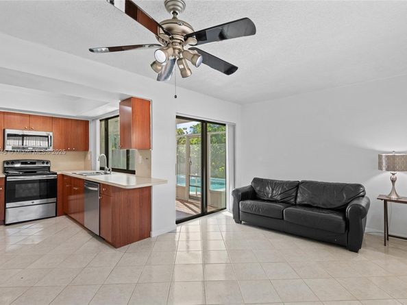 7070 NW 21st St, Sunrise FL 33313