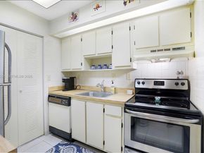 927 NE 199th St 104, Miami FL 33179