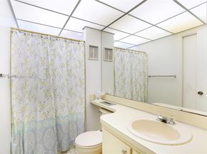 927 NE 199th St 104, Miami FL 33179