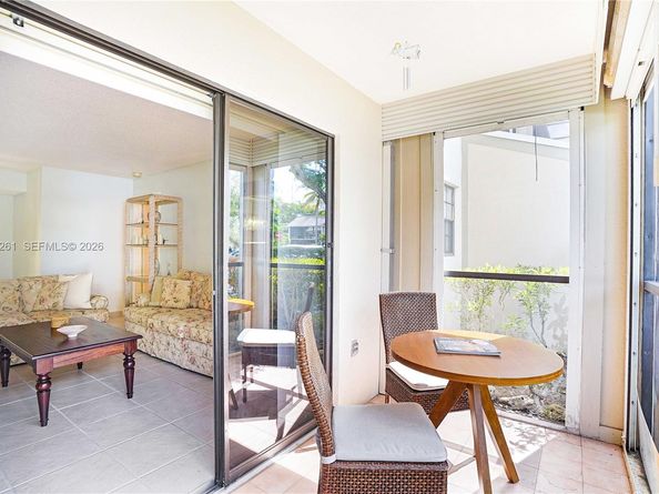 927 NE 199th St 104, Miami FL 33179