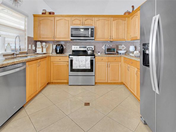 20270 NW 4th St, Pembroke Pines FL 33029