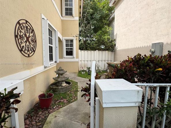 15048 SW 51st St, Davie FL 33331