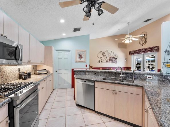 800 Clearbrook Park Cir, Delray Beach FL 33445