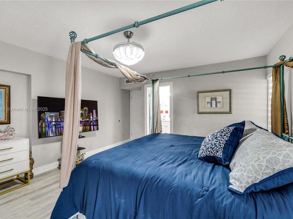 5601 White Cedar Ln, Tamarac FL 33319