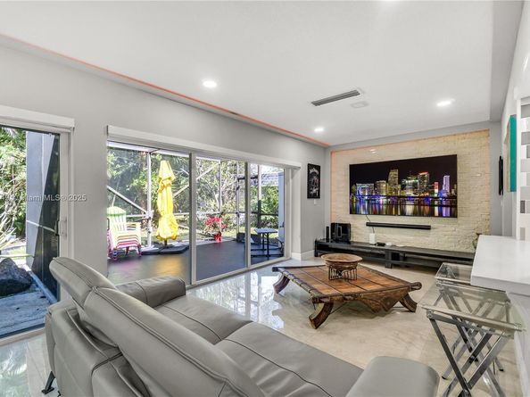 5601 White Cedar Ln, Tamarac FL 33319