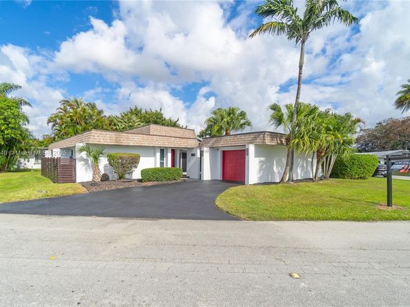 5601 White Cedar Ln, Tamarac FL 33319