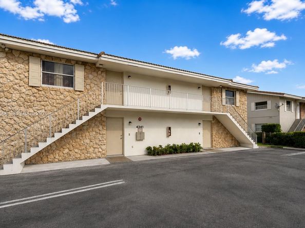 4341 Riverside Dr, Coral Springs FL 33065