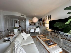 900 SW 8th St 1010, Miami FL 33130